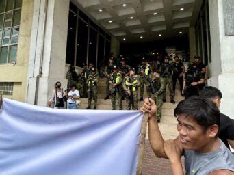 Tensions high at Cebu City Hall .